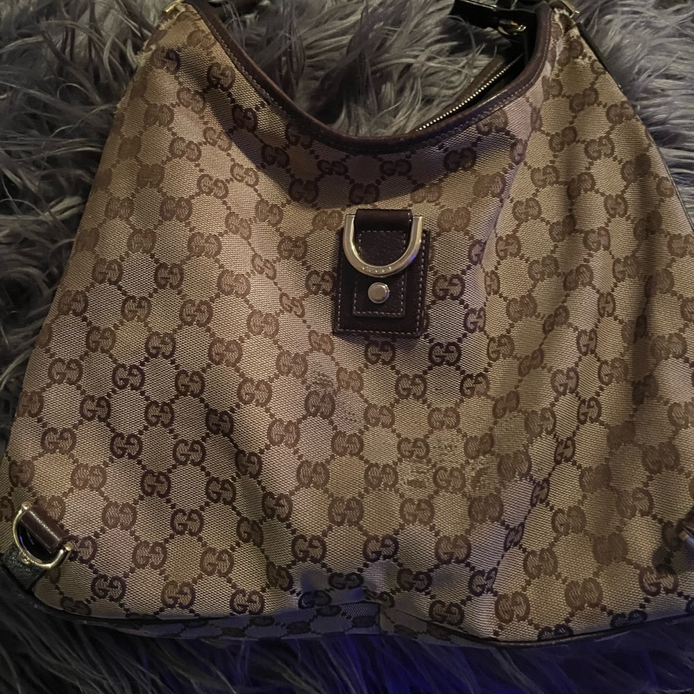100% -authentic Gucci hobo still has lots of life.